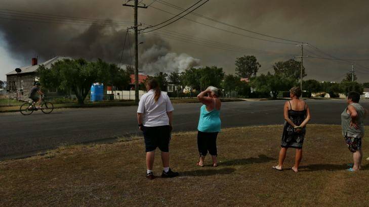 People in Kurri Kurri watch the fire burn. Photo: Simone De Peak