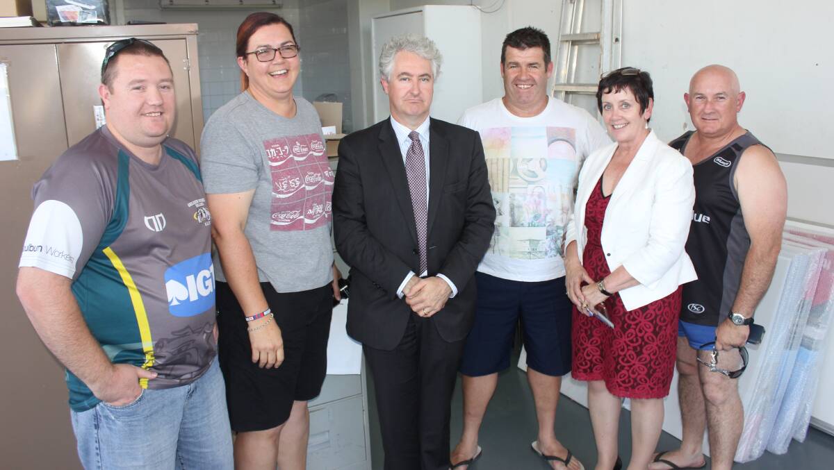 MEETING: Mr Searle (centre) also met up with local Corrective Services officers Tim
Price (left), Nicole Clarke, Barry Butterfield and Mick Stephens along with Dr Ursula Stephens to discuss recent changes to Workers Compensation. 