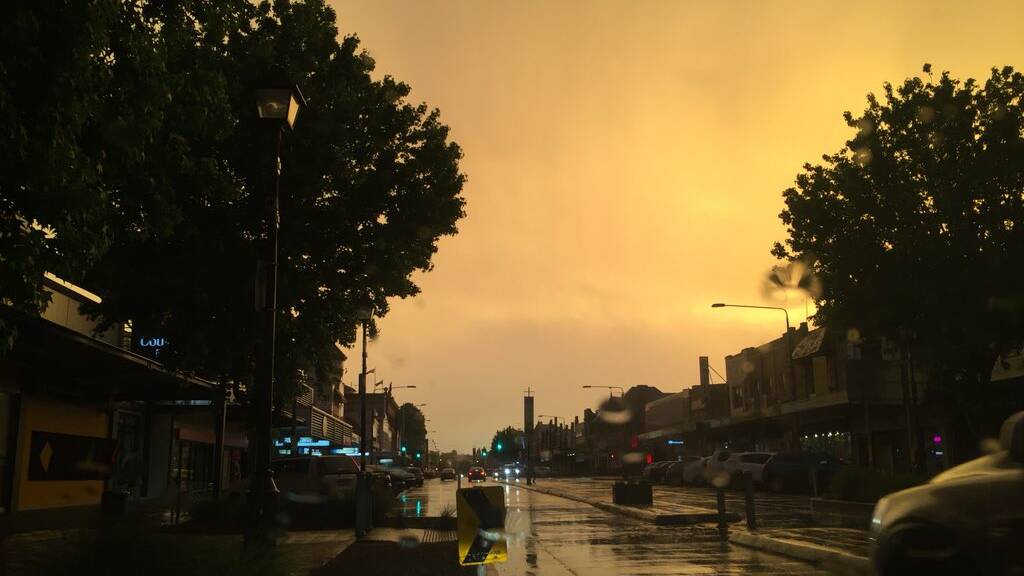 Posted on Twitter by @BazHB: "The #Goulburn sky putting on a show tonight. I even saw a double rainbow !!" 
