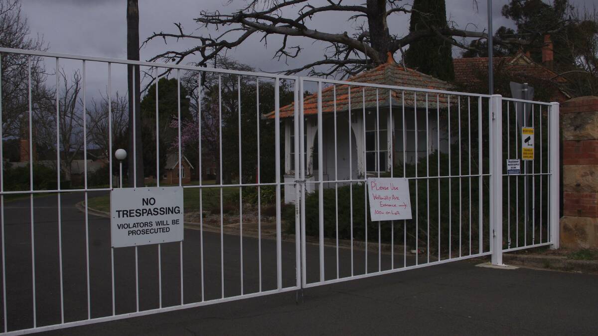 
SECURITY: The front entrance gates to the Kenmore site were completely closed by site owner Lila Chan on September 5 for ‘security reasons’. Note the sign on the gate telling people ‘Please use Wollondilly Ave entrance 100m on left’.