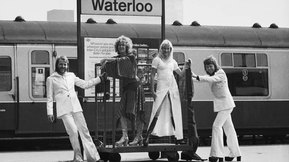 Swedish pop stars (from left), Benny Andersson, Anni-Frid Lyngstad,
Agnetha Faltskog and Bjorn Ulvaeus of the Swedish pop group ABBA posing at
Waterloo railway station. (Photo by John Downing/Express/Getty Images)