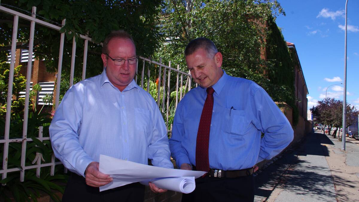 

 INTEREST INFLUX: Goulburn First National Real Estate’s Barry McEntee with Mayor Geoff Kettle.
