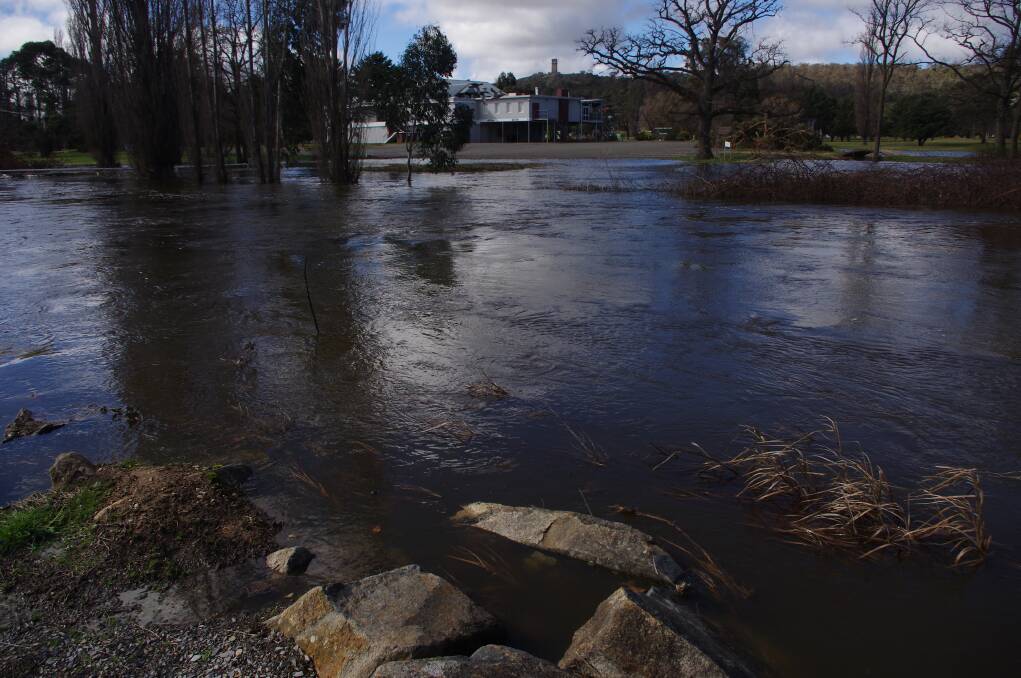 The flooding near Goulburn Golf Course on Saturday morning. Photos: Darryl Fernance. 
