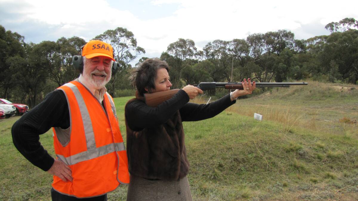 TOP SHOT: Member for Goulburn Pru Goward
was one of the many who tried their hand at the
SSAA try shooting day. “She did very well!” said
Goulburn SSAA president Ken Kenchington.