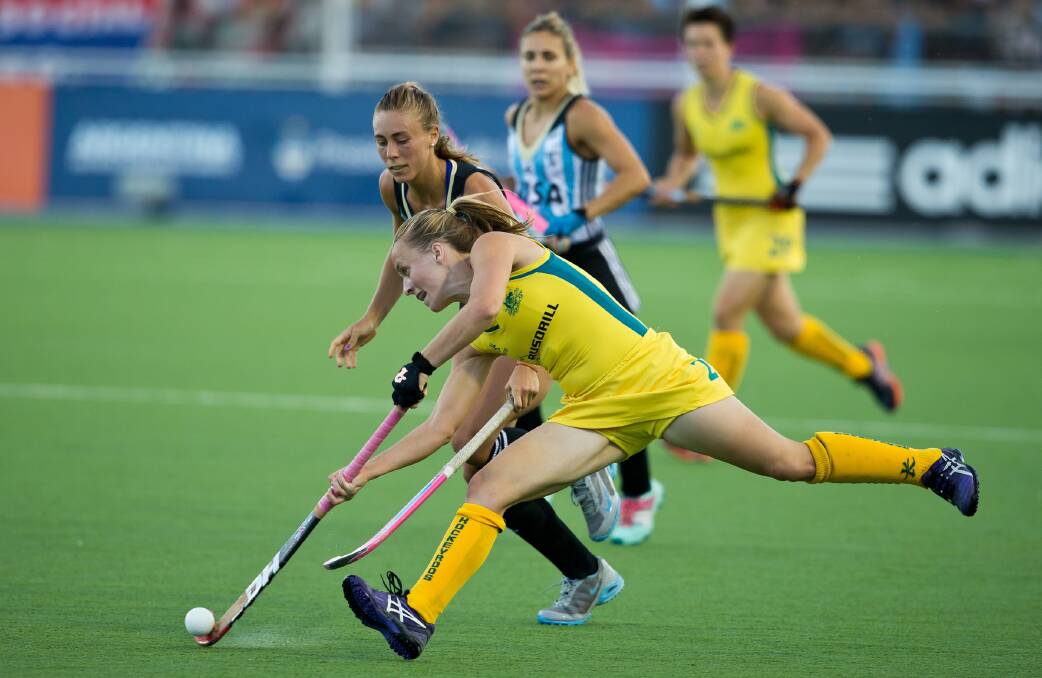 SO CLOSE YET SO
FAR: Crookwell’s
22-year-old Emily
Smith in the
Champions Trophy
final against
Argentina in
Mendoza. Photo:
Grant Treeby