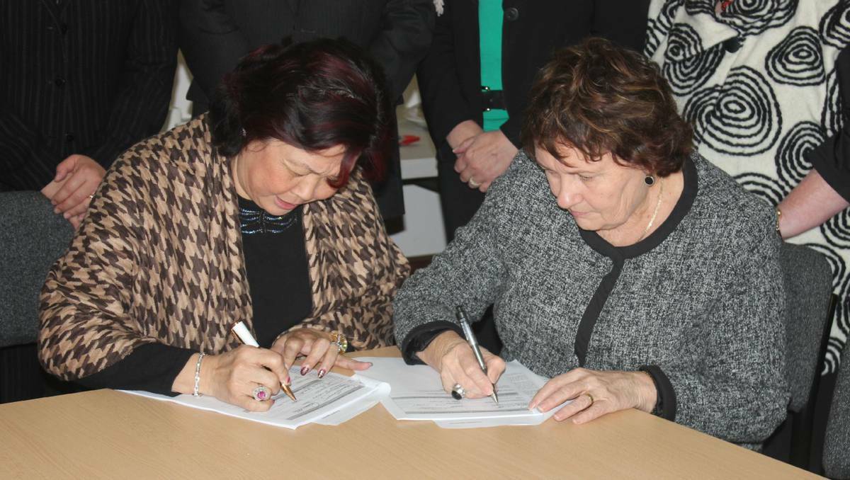 TAFE Illawarra institute director Dianne Murray and Kenmore owner Lila Chan signed an agreement on Monday, which will see Chinese Aged Care/English Language students both living and studying at the former hospital site before the end of the year. 