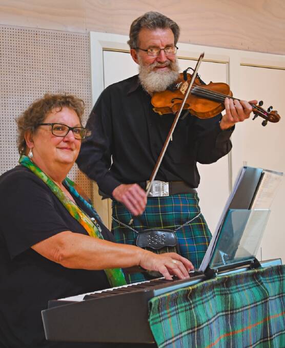 Bob McInnes and Jane Ellis make the Stringfiddle duo and will be in Bundanoon on April 6. Picture supplied