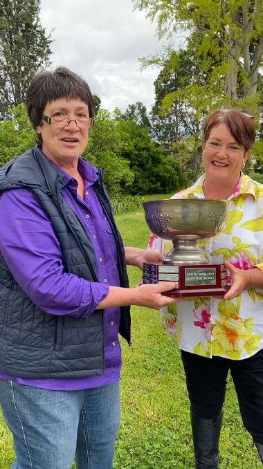 Jacki Waugh handing the Perpetual Trophy to Alana Boxsell. Photo: Supplied.