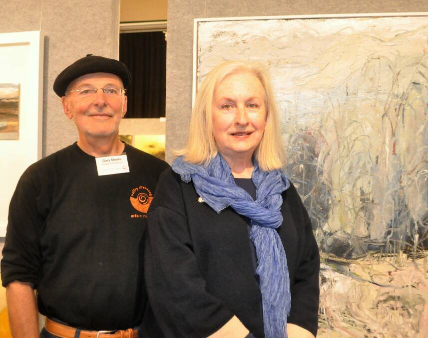 Arts in the Valley visual art director Professor Gary Moore and 2018 judge Therese Kenyon with the most recent event's winning artwork 'Rain Setting In' by Robyn Kinsela. Photo: supplied 