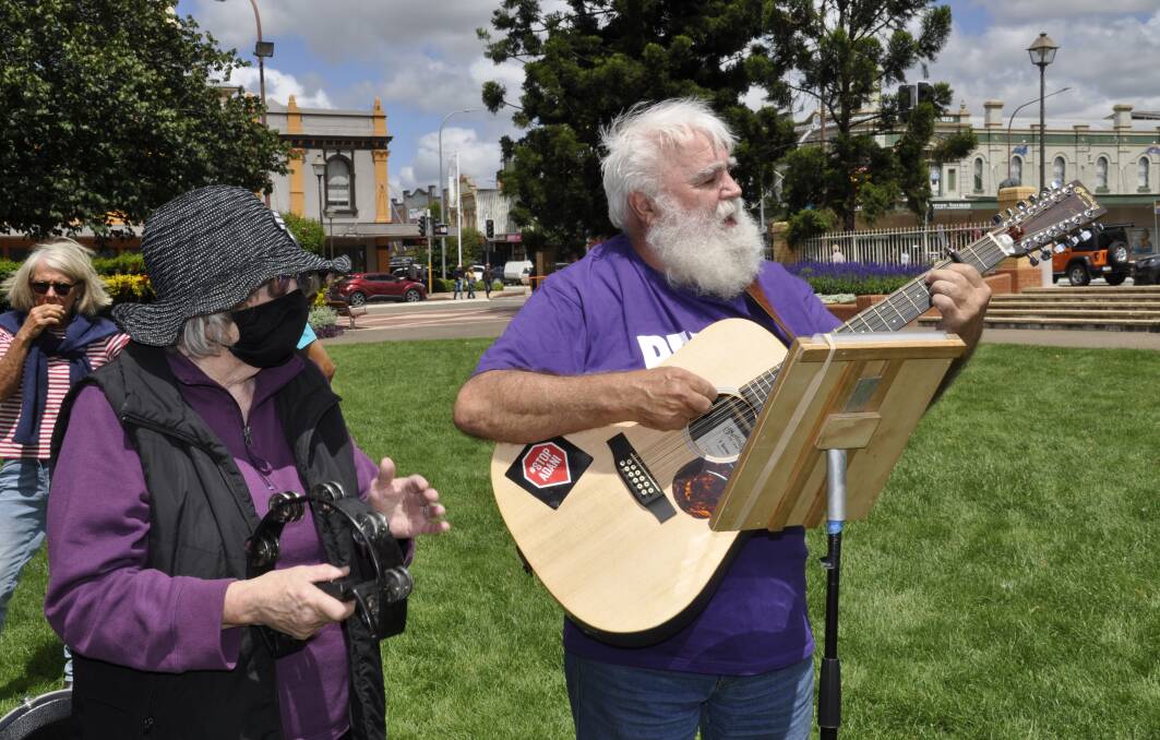 Jenny McAllister and John Warner from Murrumbateman performed at the rally. Photo: Louise Thrower.