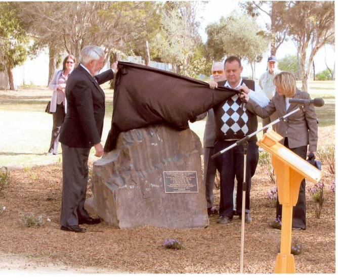 Then Goulburn Mulwaree Mayor Paul Stephenson unveils the plaque in Victoria Park with former Gill Memorial Boys Home resident, Jim Luthy, in 2007. 