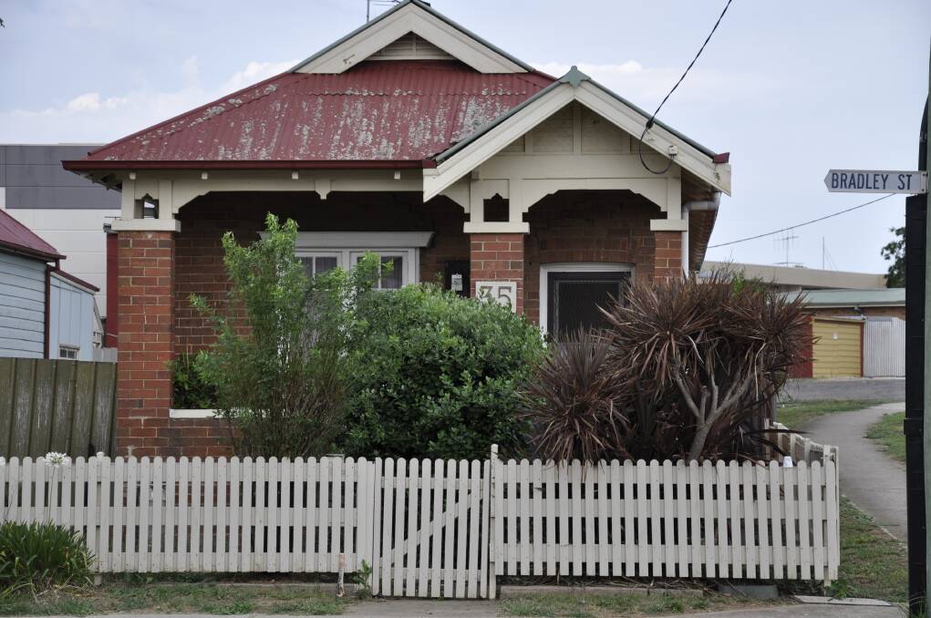 A residence at 35 Bradley Street is proposed for demolition to accommodate a commercial space and two residential units. The DA is on public exhibition and is just one example of inner city living the Housing Strategy seeks to encourage.