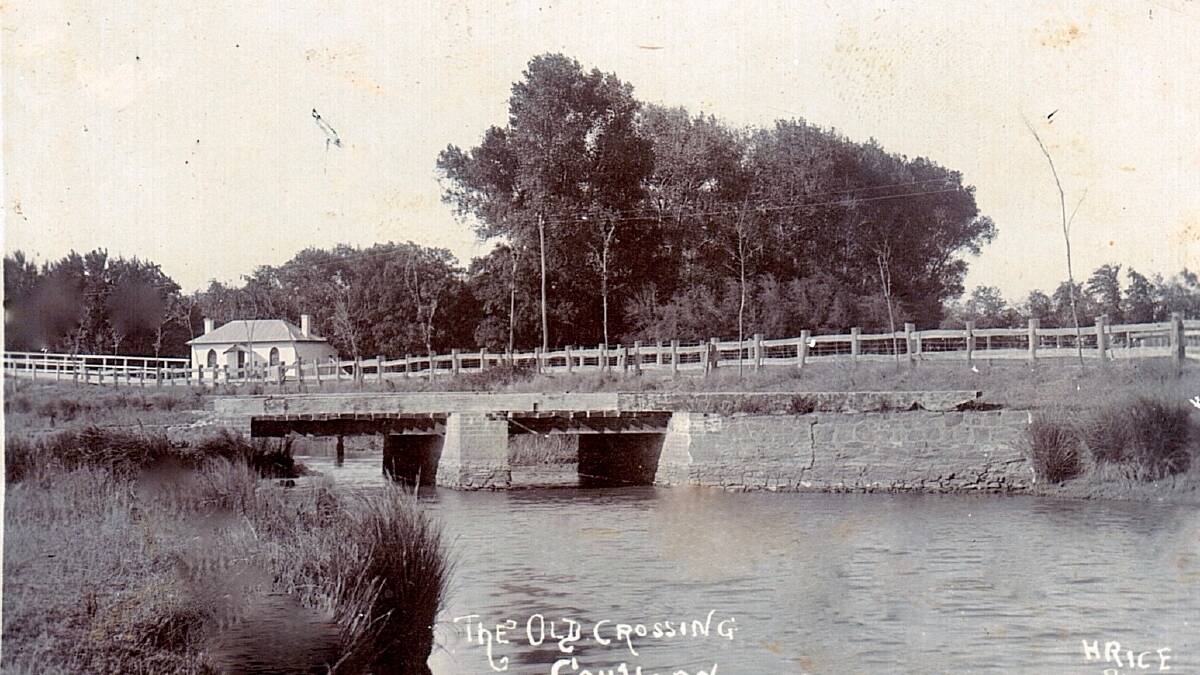 The 1843 bridge in a photograph from 1909. The building in the background was rumoured to be the toll keeper's hut, but this has not been verified. Photo Tom Bryant.