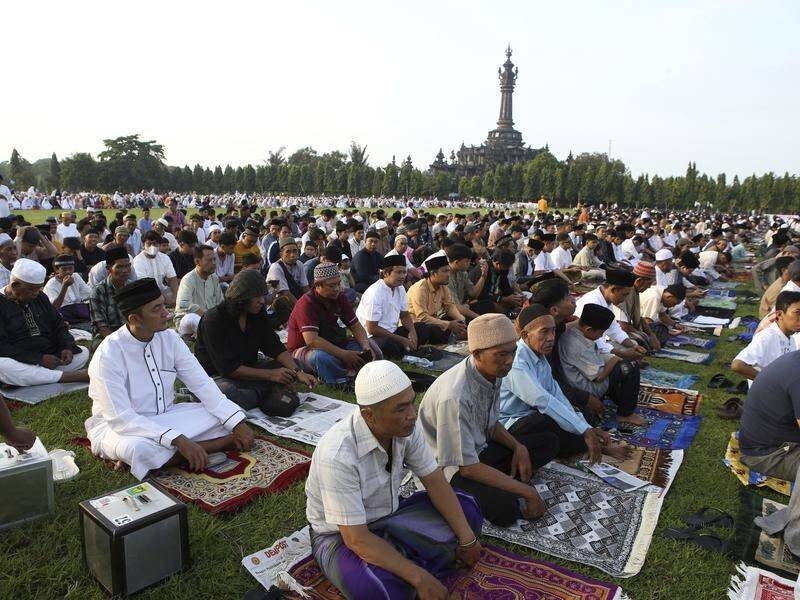 Muslims perform Eid al-Fitr prayers at a field in Denpasar, Bali. (AP PHOTO)