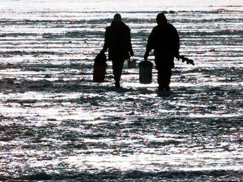 A block of ice carrying 27 people broke away from a Wisconsin shoreline sparking a rescue effort.