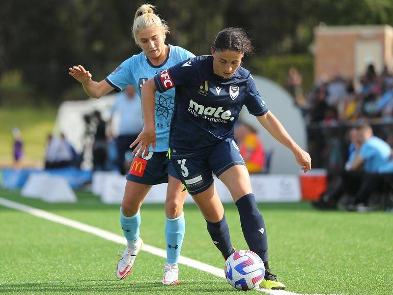 Melbourne Victory defender Claudia Bunge (r) plans to make life difficult for Wellington strikers. (Jeremy Ng/AAP PHOTOS)