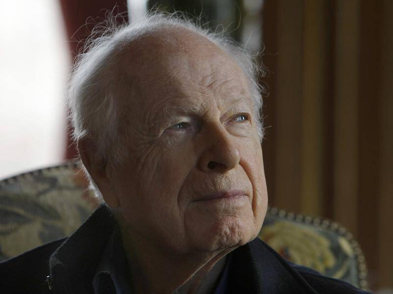Acclaimed British theatre and film director Peter Brook has died at the age of 97.