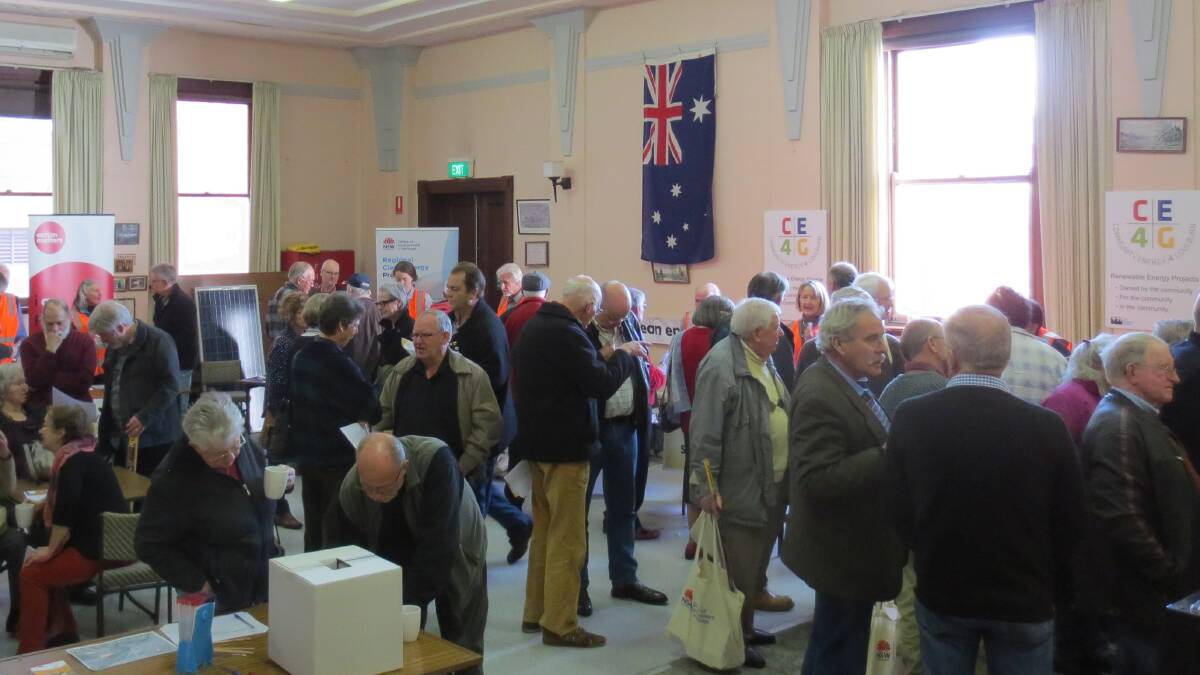 LARGE CROWD: Participants asking questions and making suggestions at the CE4G Information Day held at the McDermott Centre in Goulburn last week. 