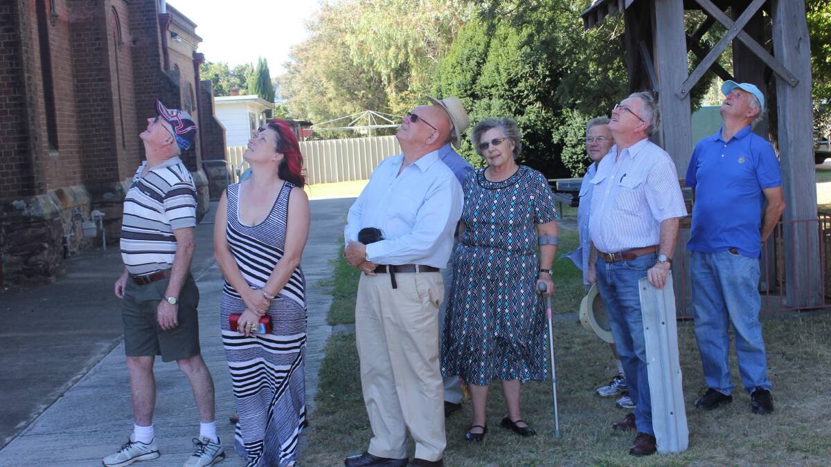 DECISION TIME:
Goulburn Uniting
Church minister
Reverend Julie Furner
(second from left)
looks up at the
church’s damaged
steeple with members
of the Goulburn Uniting
Church Property
Committee Barrie
Williams (far left),
Reverend Dr John
Braakman, Noel
Lawton (obscured, in
hat), Margaret Hall,
Barry Chalker, John
Townsend (with ridge
capping), and Bill
Jeffery.