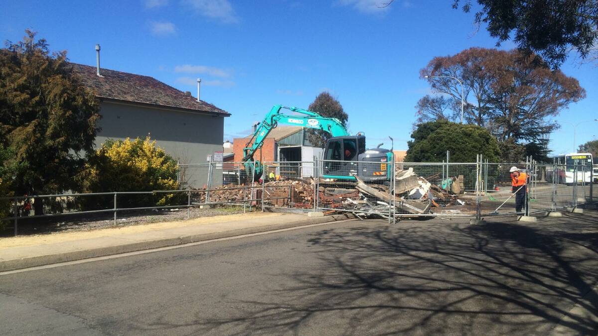 Demolition of the bus shelter and amenities block in Cartwright Place, Goulburn.