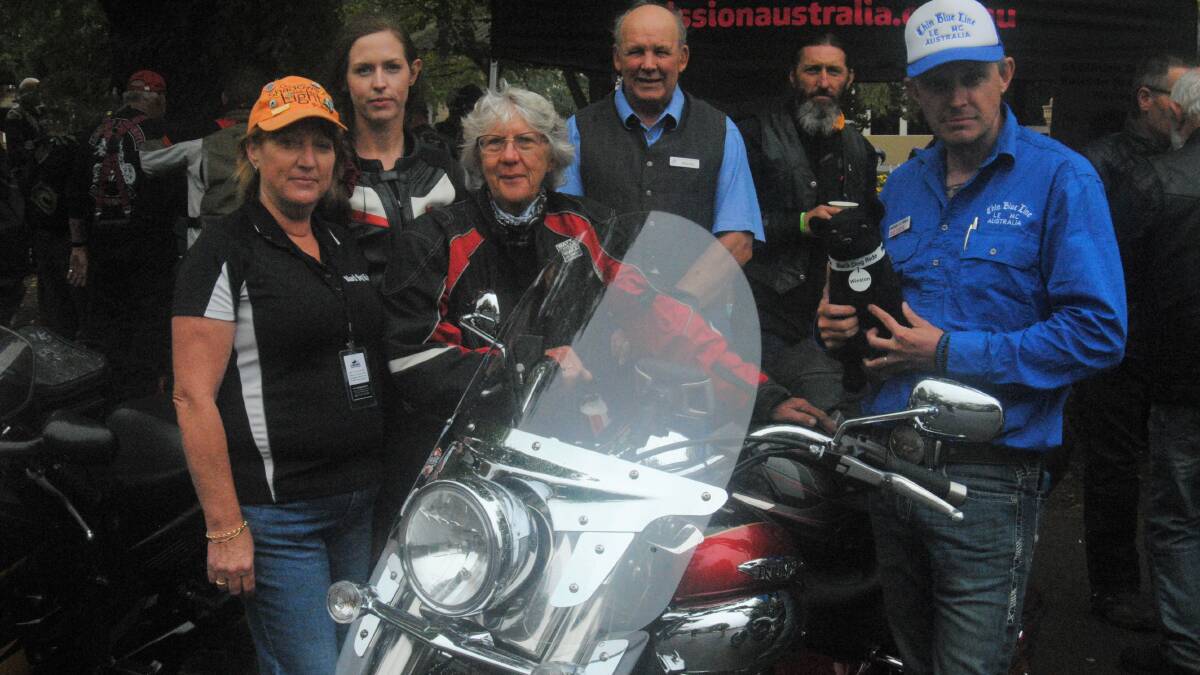 Thin Blue Line Law Enforcement Motorcycle Club members with vice president Daniel Strickland (right) and chair of Goulburn Suicide Prevention Network Malcolm Moloney. Photo: Burney Wong