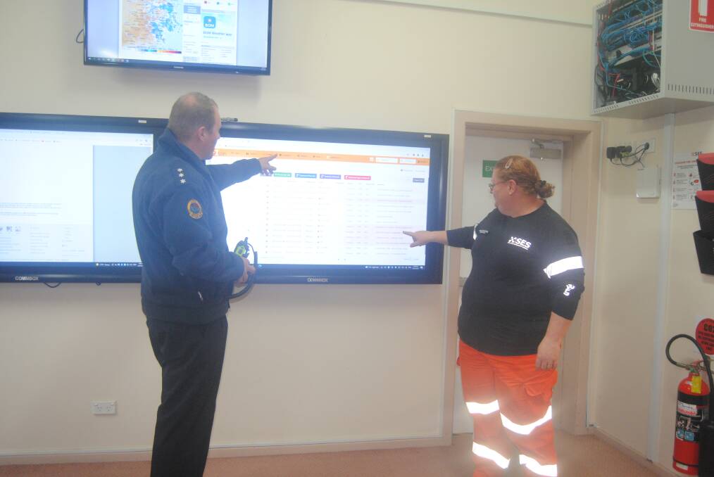 Goulburn SES crew members Ben Lynch and Bonnie McMahon coming up with a plan of attack. Photo: Burney Wong. 