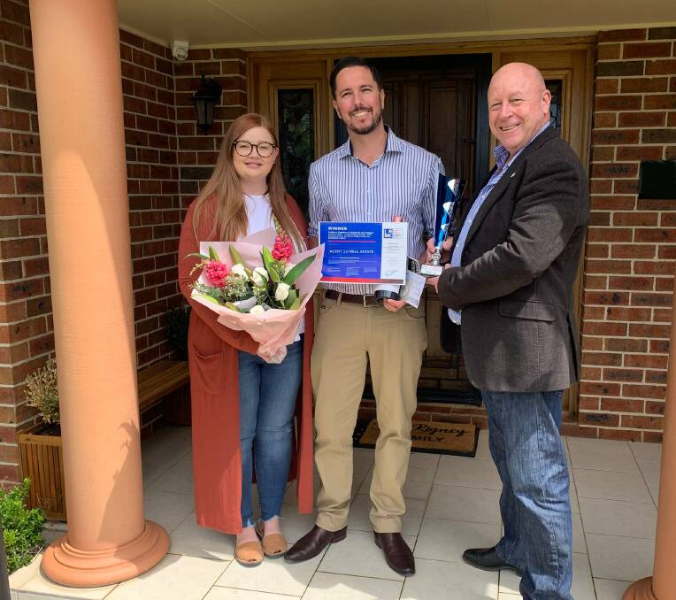 Julie and Chris Rigney receiving their certificate from Goulburn Chamber of Commerce president, Darrell Weekes. Photo: Liz Townsend.