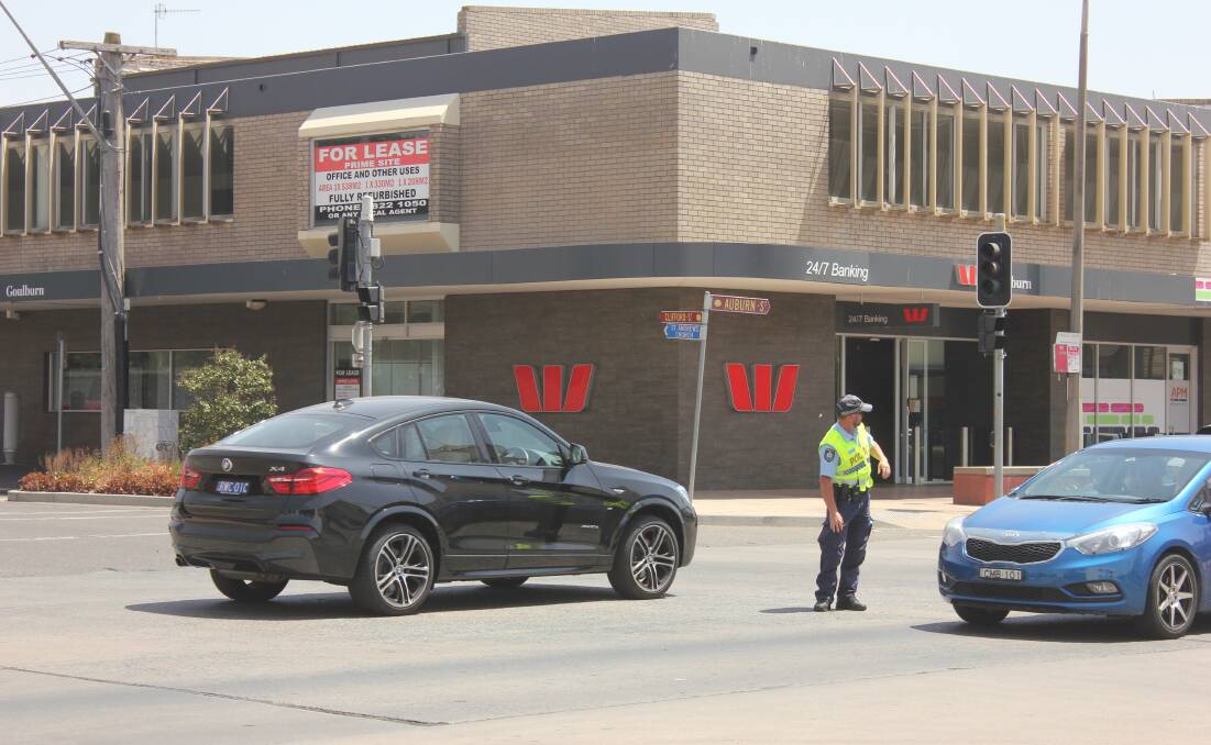 Police directing traffic at the intersection of Auburn and Clifford Street. Photo: Burney Wong. 