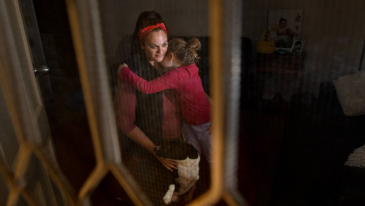 RENTAL STRUGGLE: Emily Batterham with her daughter; Miss Batterham fears the family may have to move away from Bendigo, as they cannot find a house. Picture: NONI HYETT