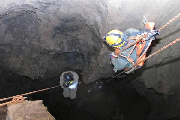 DARING: The NSW Cave Rescue Service staged a daring exercise at Bungonia Caves recently, which involved extricating a ‘casualty’ from the cave Pitch 4 and bringing them all the way to the surface, through the narrow ‘Flattener’ section. 