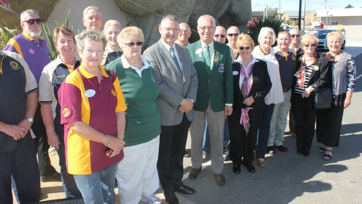 Leos Advisor Convention 2012, Jenny Cee, Cr Margaret O’Neill, Mayor Geoff Kettle, Lions District Governor Gary Parker and Chairperson, Lions Symposium, Sally Wilton met with members of the Lions Club of Goulburn City to catch up at the Big Merino on Thursday.