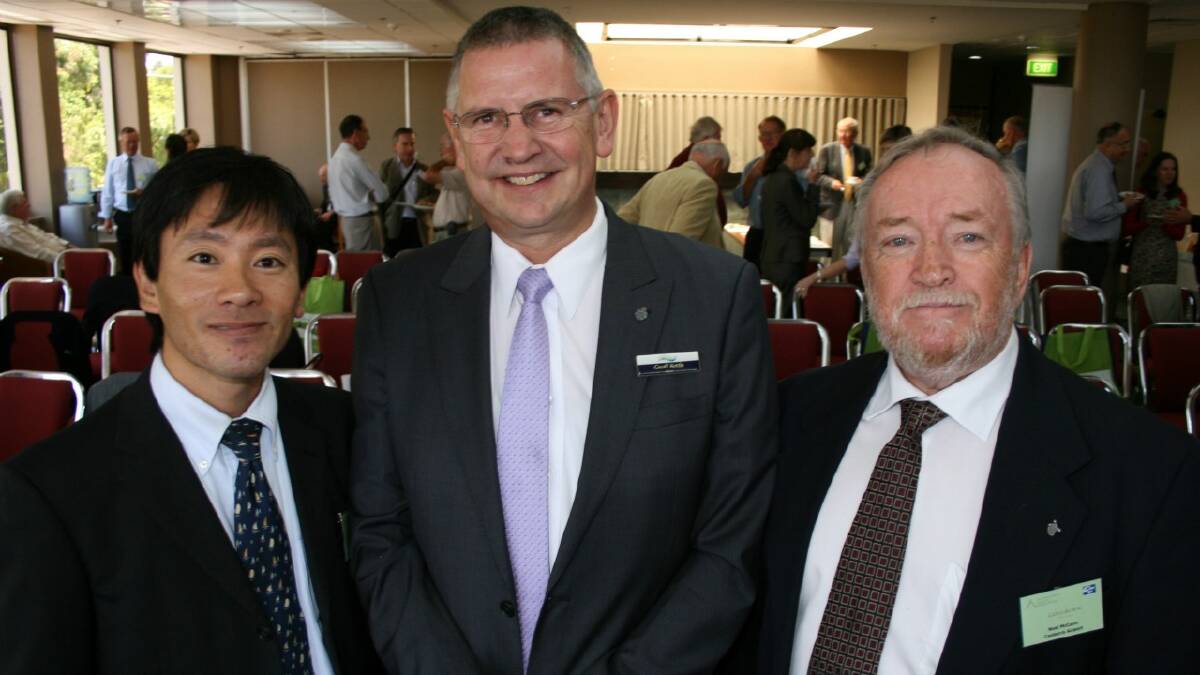  FORUM: Mayor Geoff Kettle hosted the High Speed Rail and Freight Forum. Among the speakers were Central Japan Railway Company general manager, Gen Okajima (left) and Canberra Airport’s director of planning and government relations, Noel McCann.