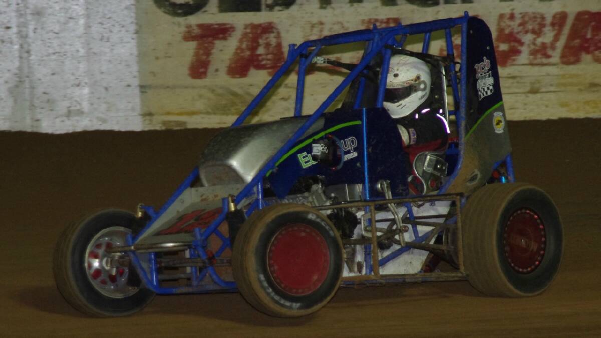 Darren Vine leads the way in the final heat to take the pole position in the final of the Australian Compact Speedcar Championship.